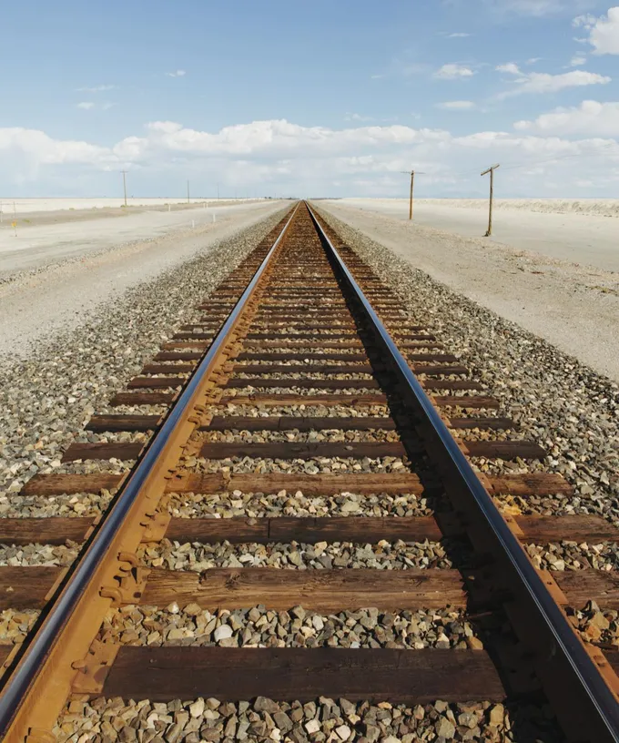 Vías de ferrocarril atravesando el paisaje desértico