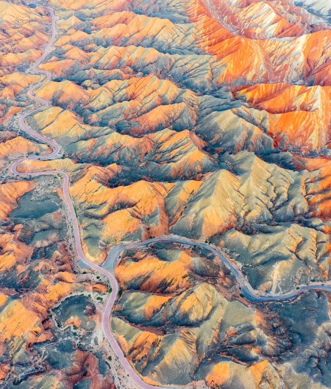 Vista aérea de caminos entre montañas de colores
