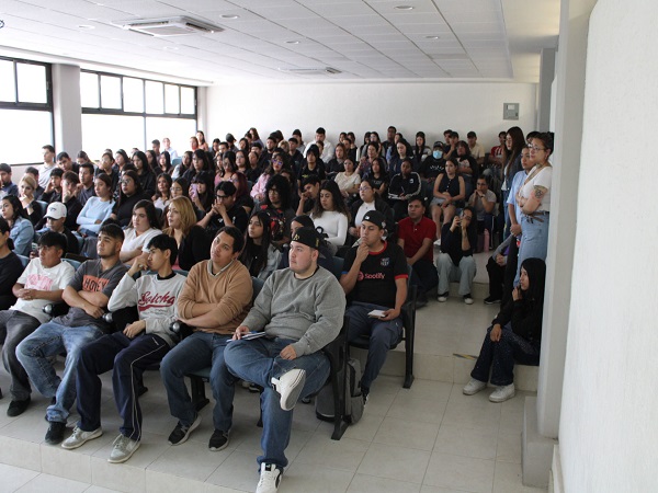 Estudiantes durante la sesión